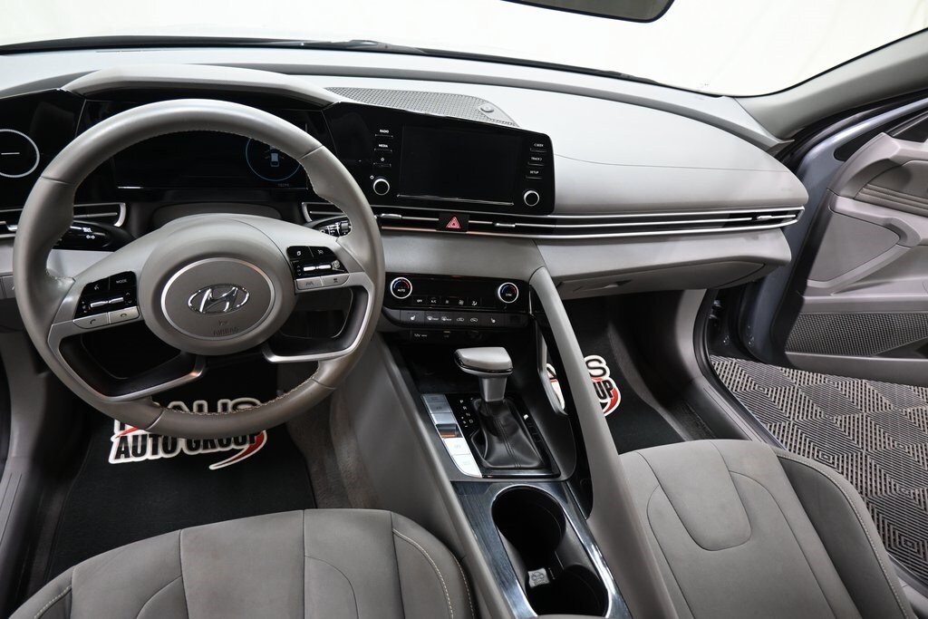 2021 Hyundai Elantra SEL photo 3