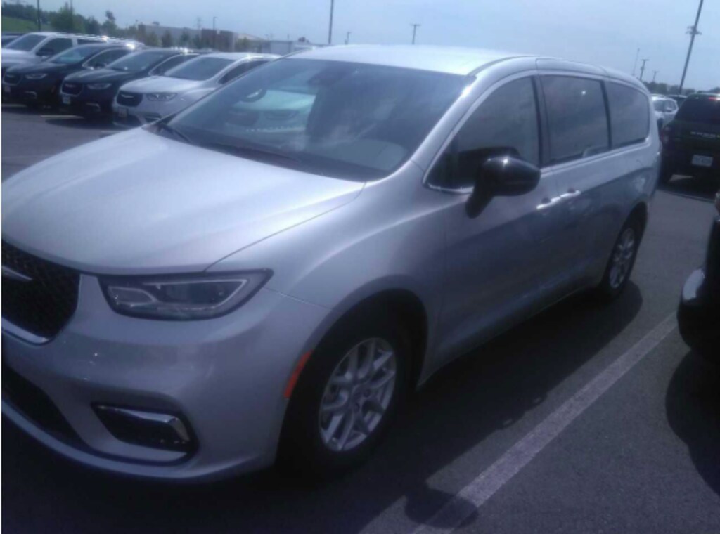 Used 2024 Chrysler Pacifica Touring L Minivan/Van