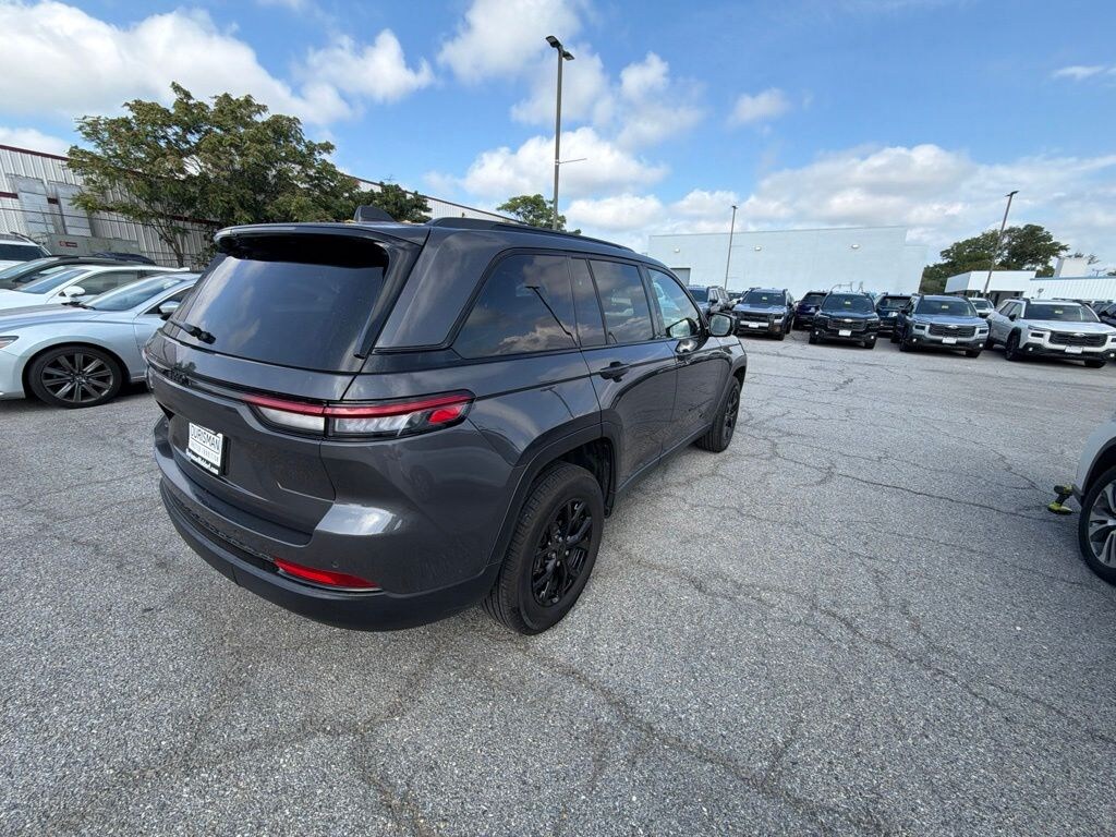 Used 2024 Jeep Grand Cherokee Altitude SUV