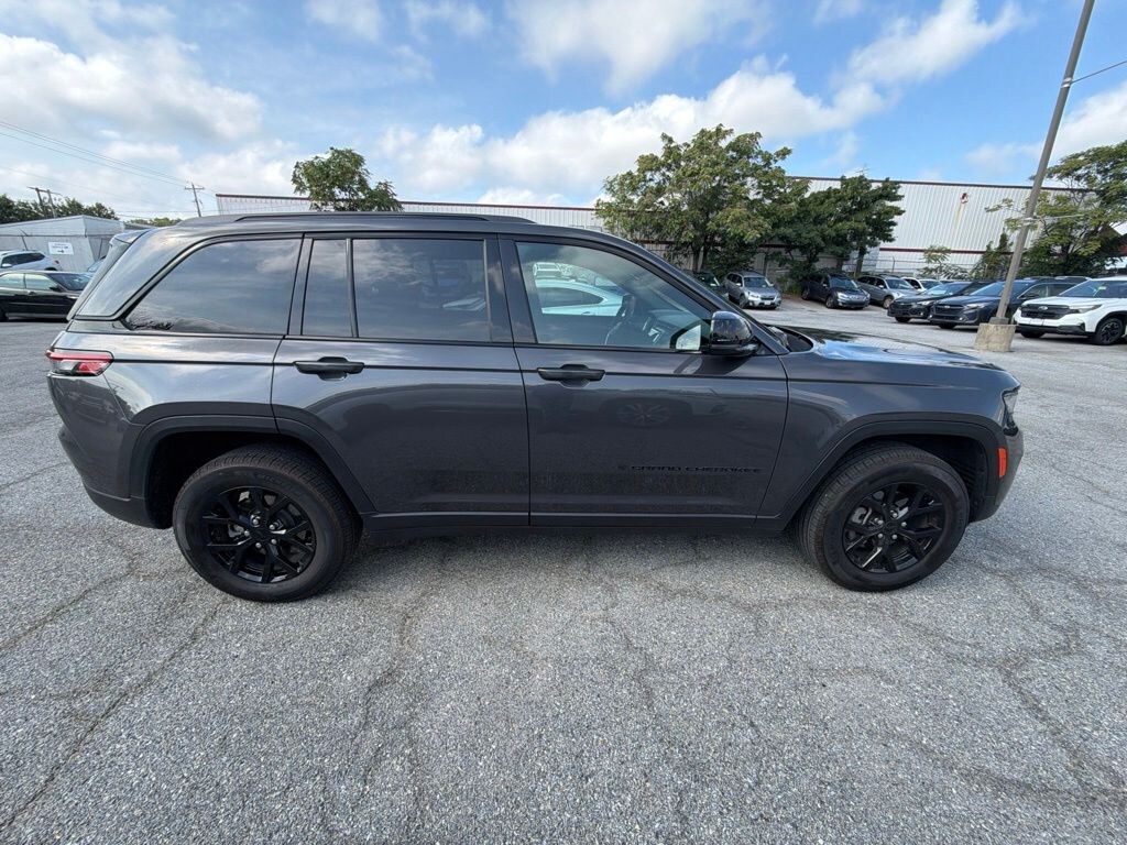 Used 2024 Jeep Grand Cherokee Altitude SUV