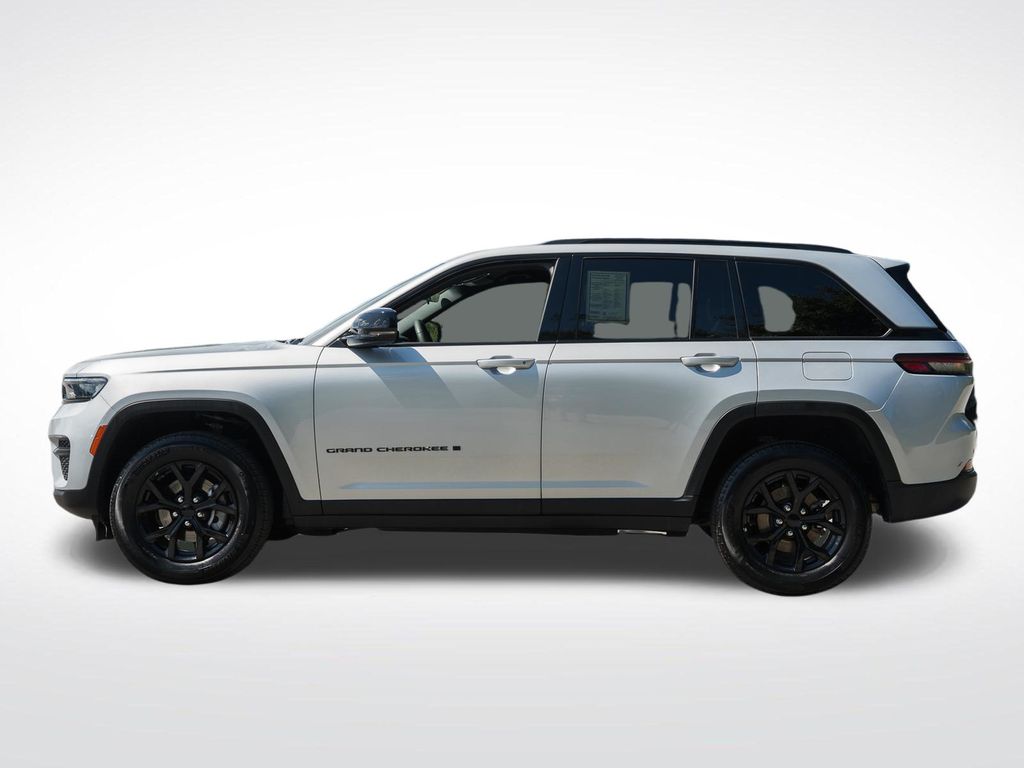 Used 2025 Jeep Grand Cherokee Altitude SUV