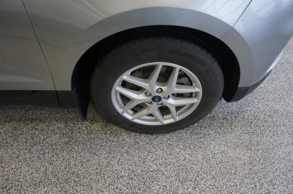 2021 Ford Edge SEL photo 2