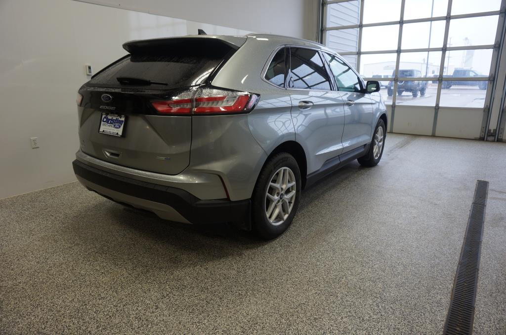 2021 Ford Edge SEL photo 3
