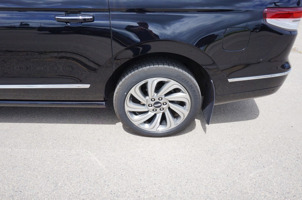 Used 2023 Lincoln Navigator Reserve L with VIN 5LMJJ3LG5PEL03972 for sale in Crookston, Minnesota
