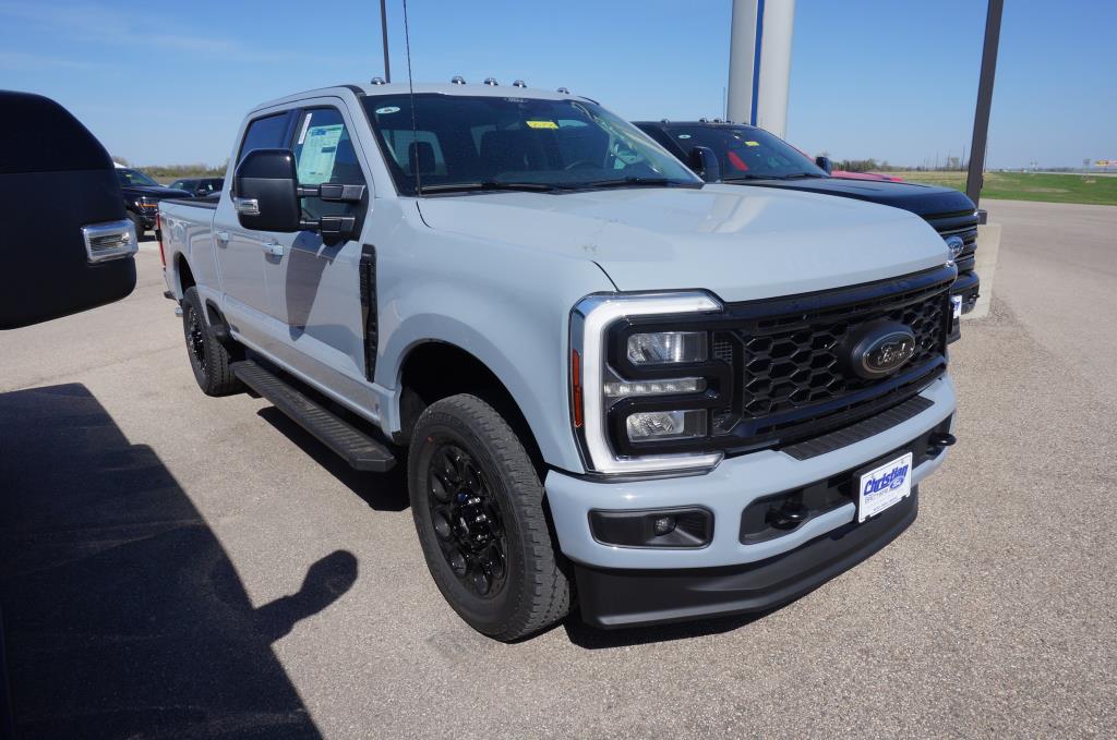 2025 Ford F-350 Lariat photo 3