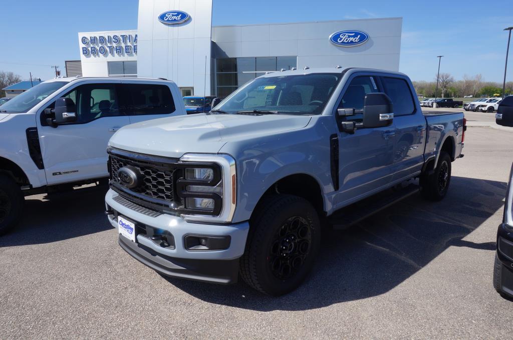 2025 Ford F-350 Super Duty Lariat's photo