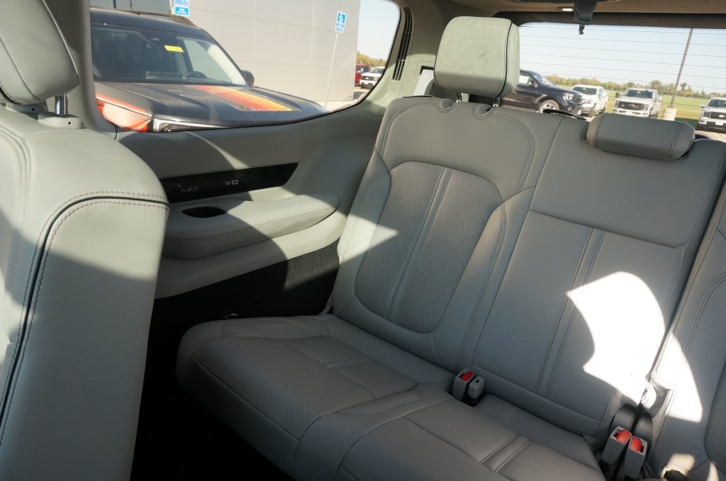 2022 Jeep Grand Wagoneer Series II - Photo 12