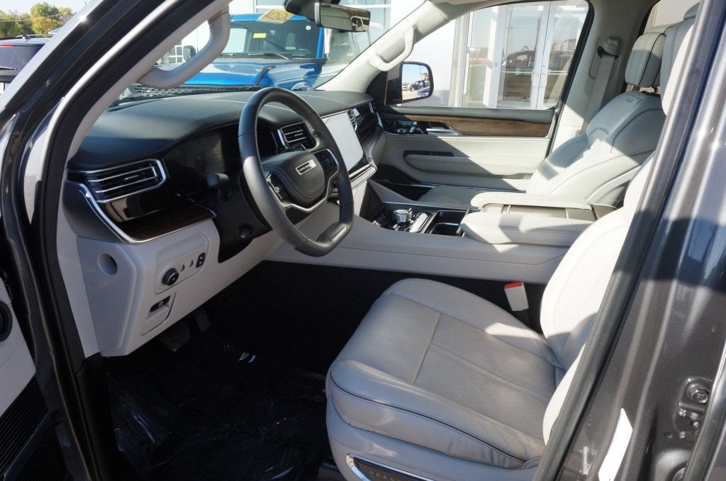 2022 Jeep Grand Wagoneer Series II - Photo 14