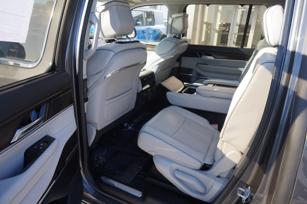 2022 Jeep Grand Wagoneer Series II - Photo 9