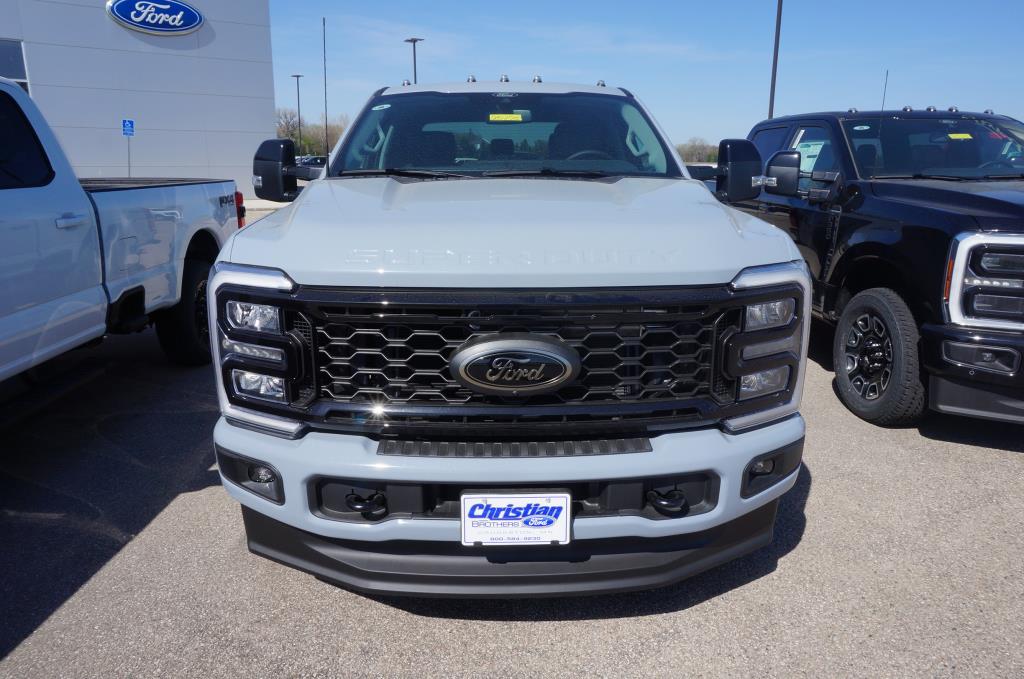 2025 Ford F-350 Lariat photo 2