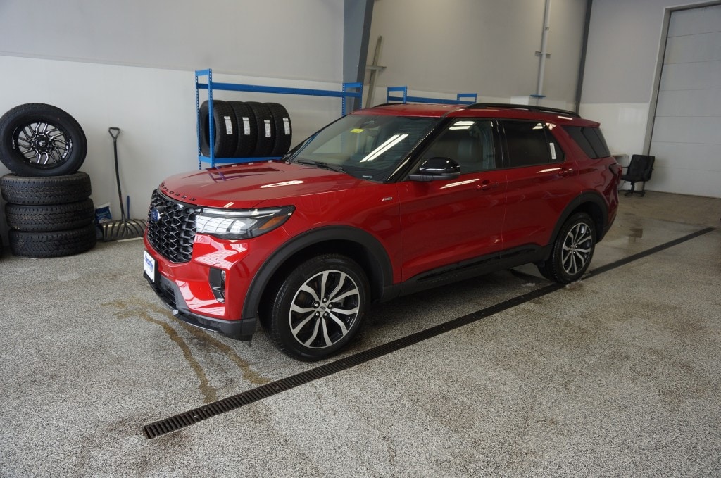 2025 Ford Explorer ST-LINE's photo