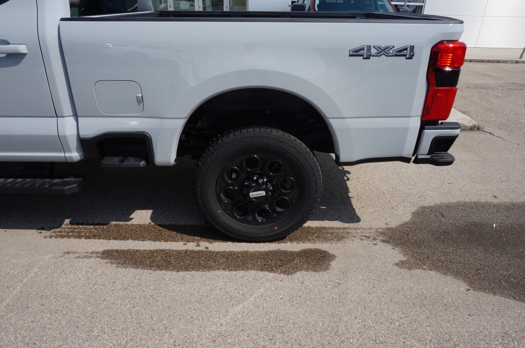 2025 Ford F-350 Lariat photo 2