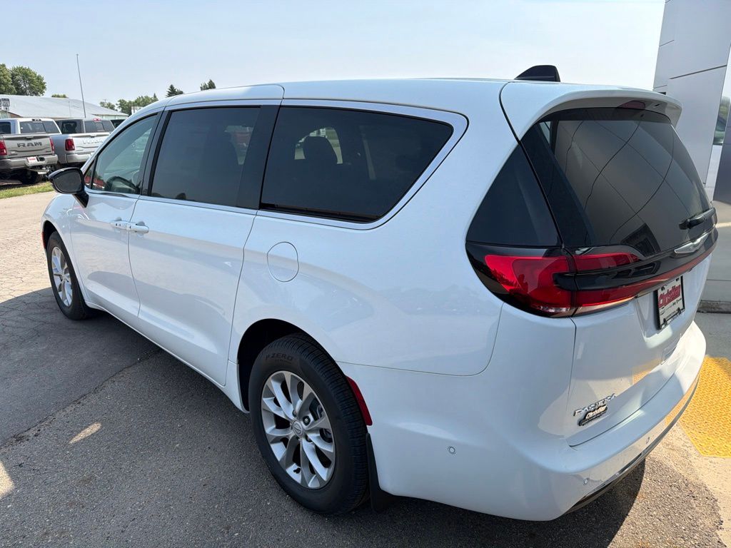2025 Chrysler Pacifica Select - Photo 6