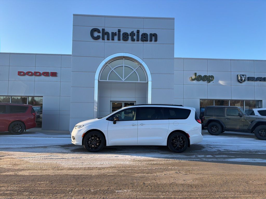2026 Chrysler Pacifica Limited AWD's photo