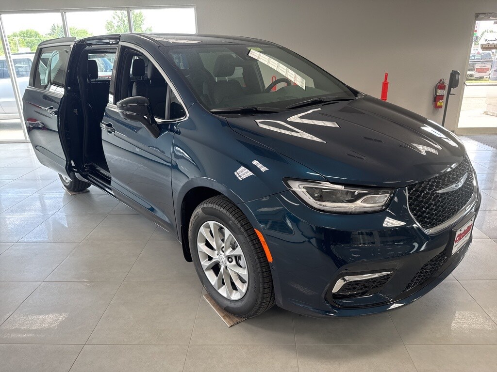 2025 Chrysler Pacifica photo 3