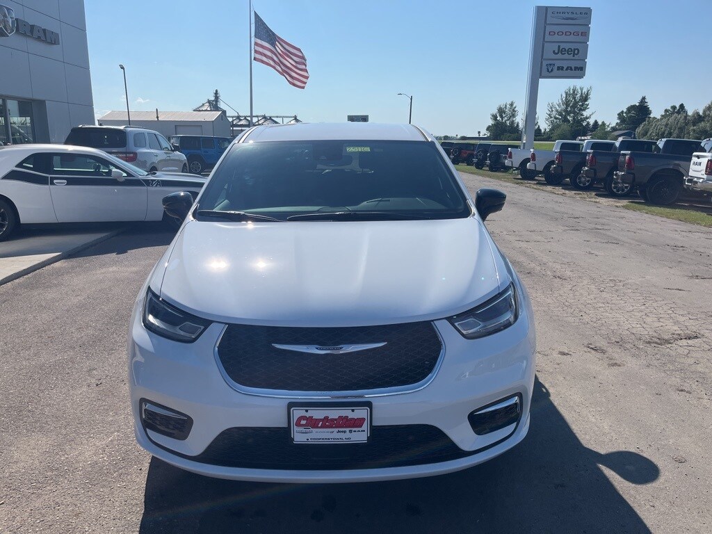 2025 Chrysler Pacifica photo 2