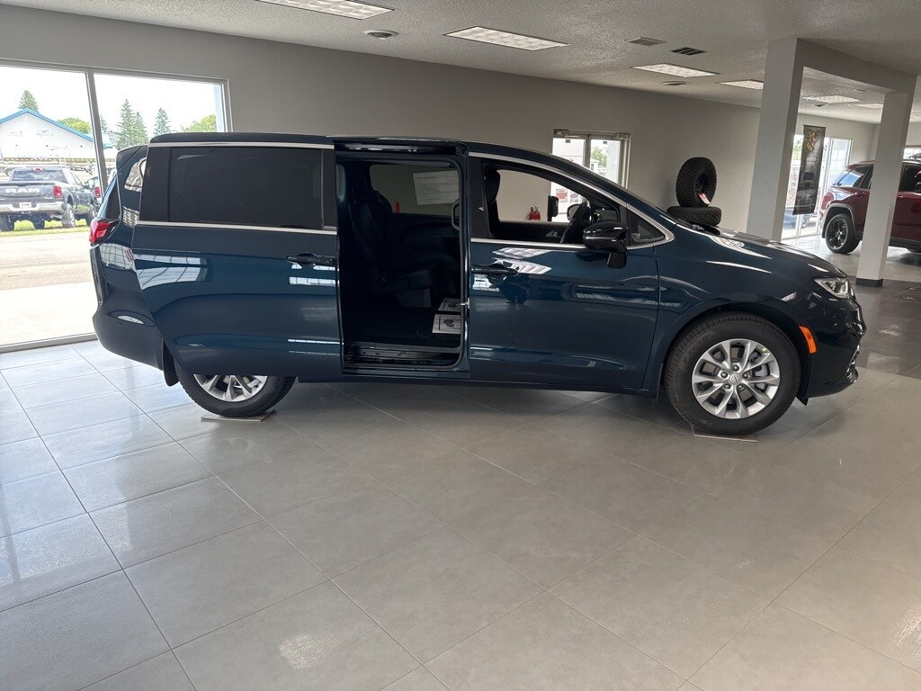 2025 Chrysler Pacifica photo 4