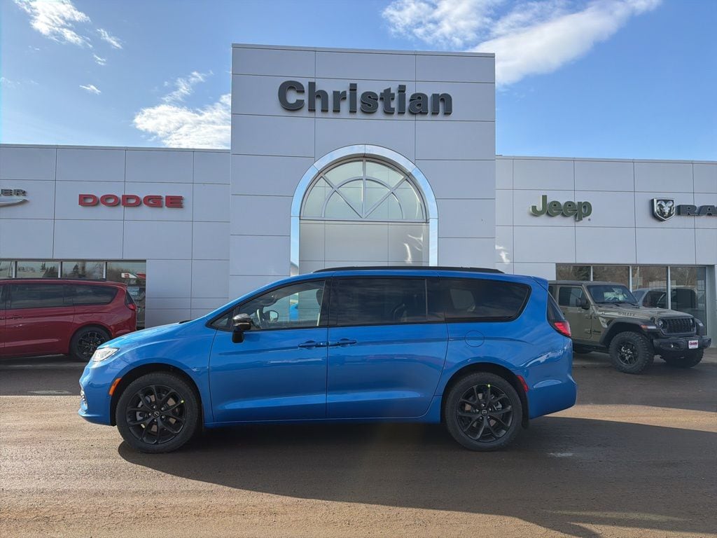 2026 Chrysler Pacifica Limited AWD's photo