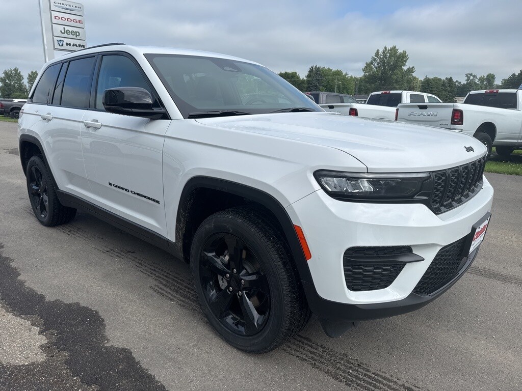 2025 Jeep Grand Cherokee Altitude photo 3