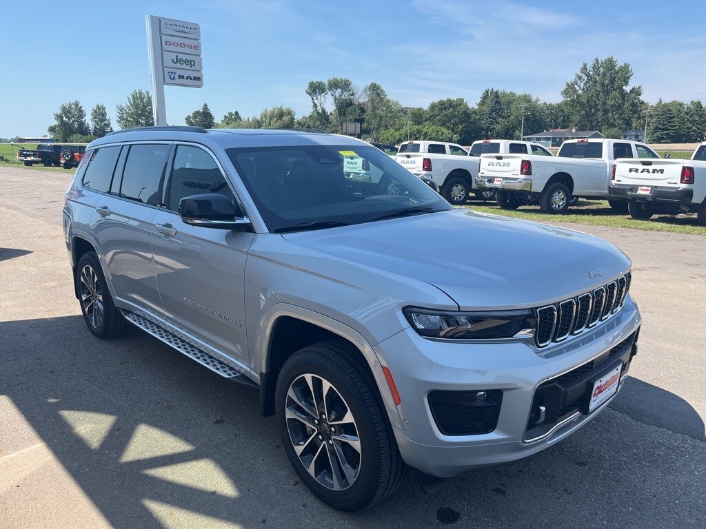 2025 Jeep Grand Cherokee Overland photo 2
