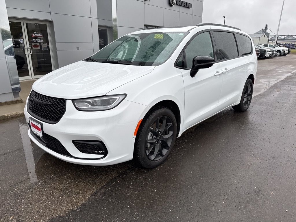 Used 2024 Chrysler Pacifica Limited with VIN 2C4RC3GG9RR112334 for sale in Cooperstown, ND