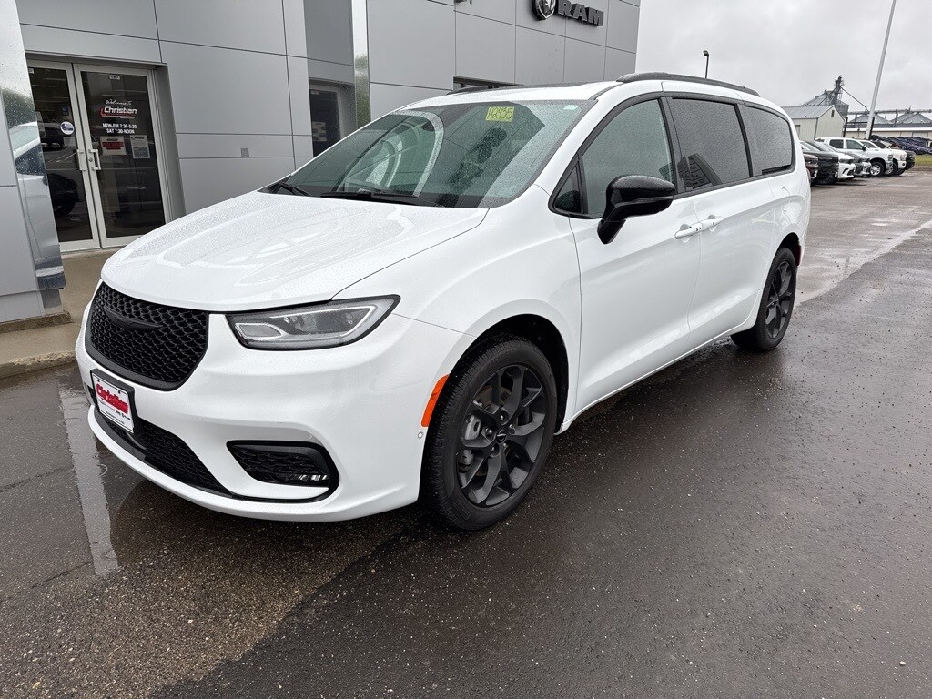 2024 Chrysler Pacifica Limited photo 2