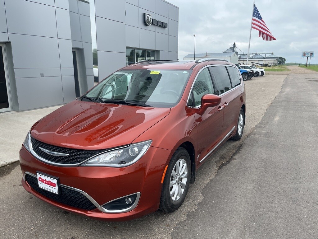 2018 Chrysler Pacifica Touring Plus photo 2