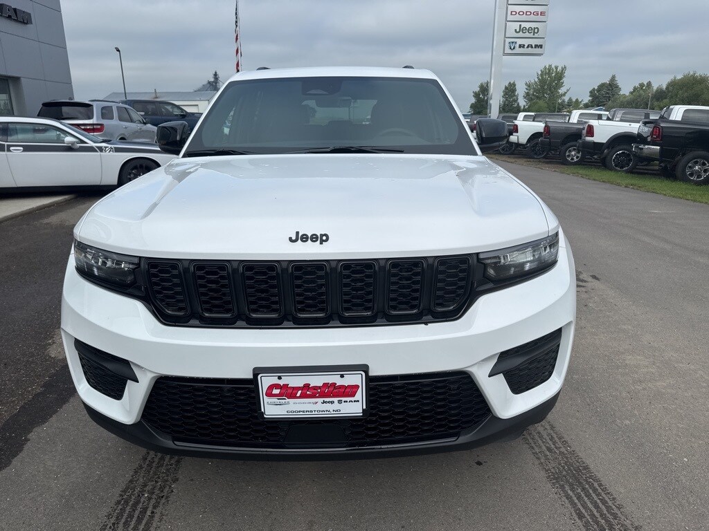 2025 Jeep Grand Cherokee Altitude photo 2