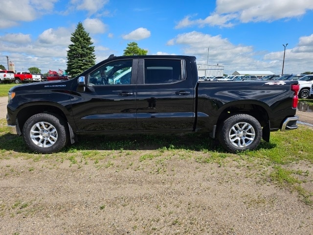 Used 2022 Chevrolet Silverado 1500 LT with VIN 1GCUDDED2NZ500463 for sale in Fertile, Minnesota