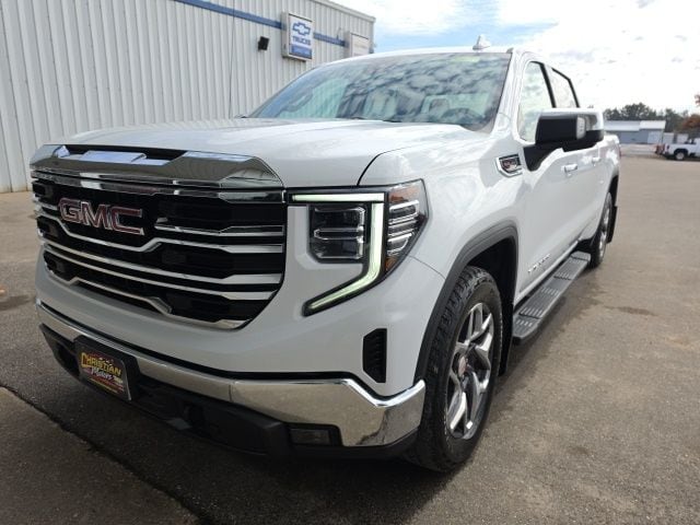 2022 GMC Sierra 4WD Crew Cab Short Box SLT's photo