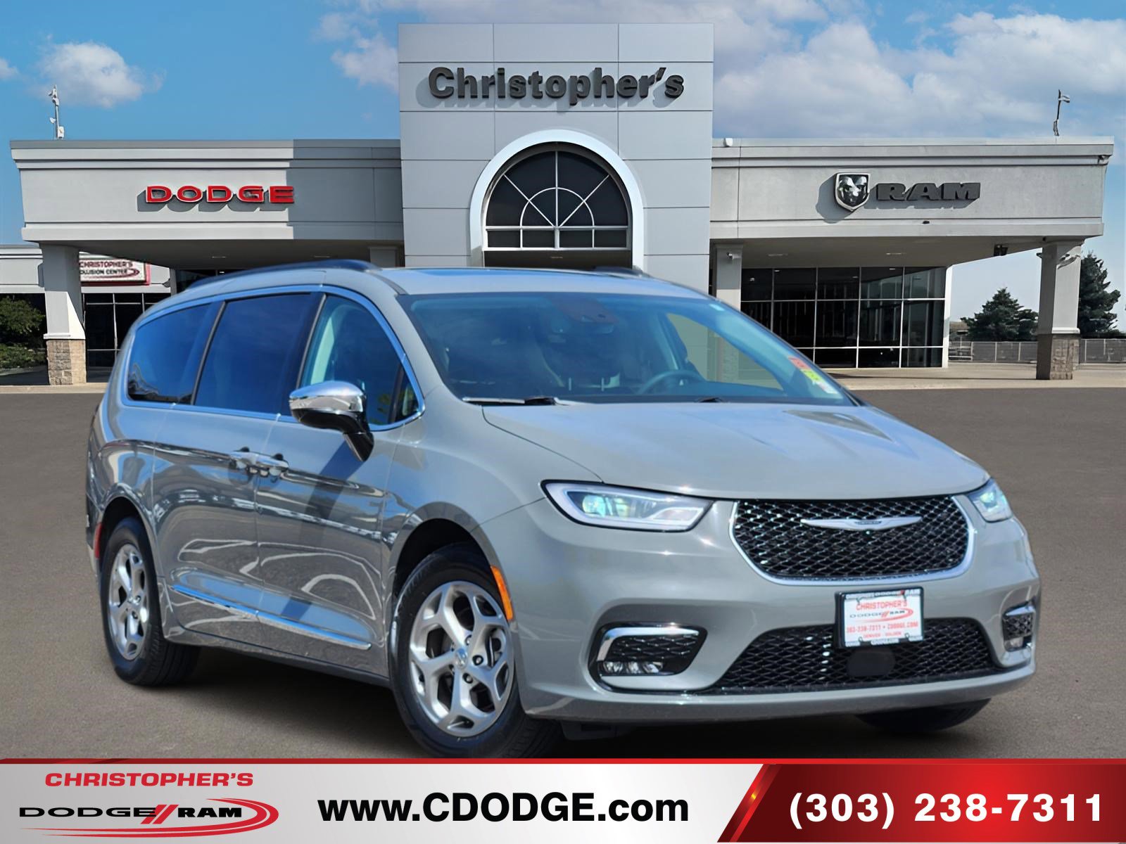 2023 Chrysler Pacifica Limited's photo