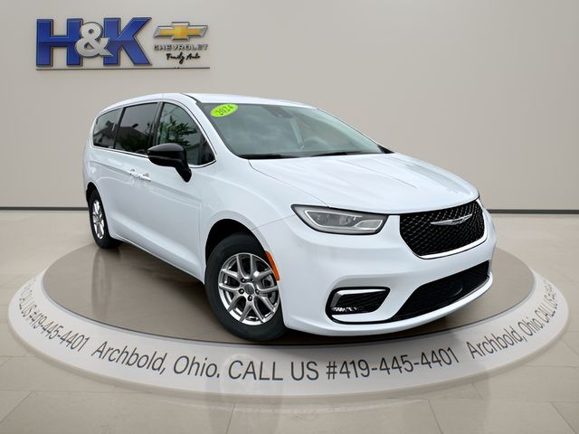 2024 Chrysler Pacifica Touring L's photo