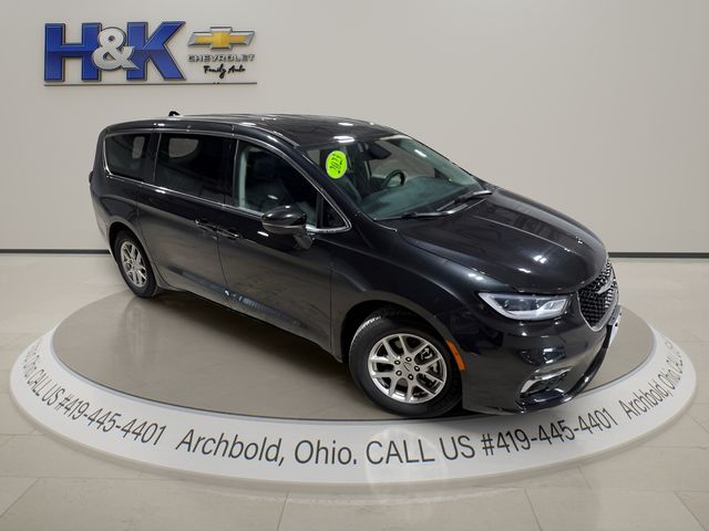 2023 Chrysler Pacifica Touring L's photo