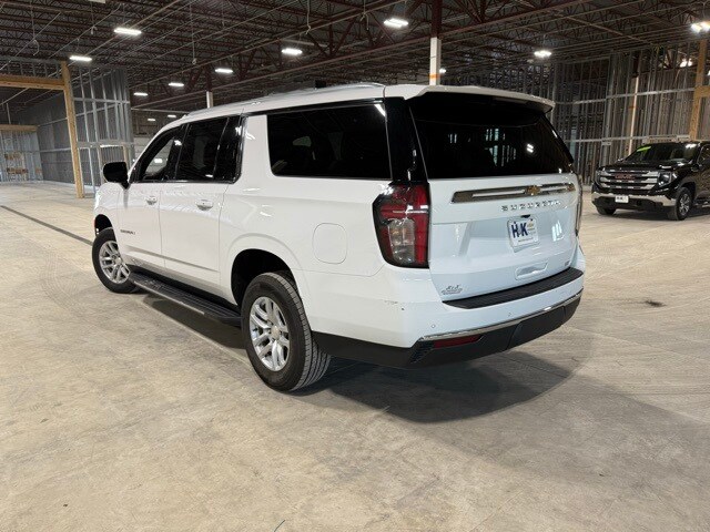 2023 Chevrolet Suburban LT photo 2