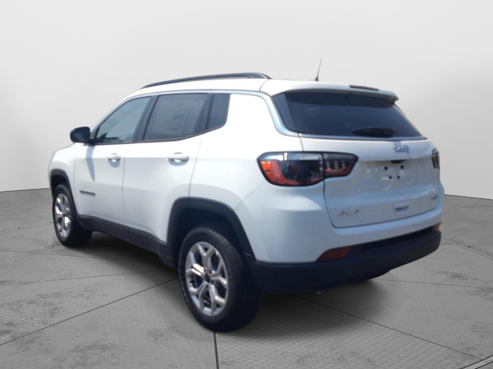 2025 Jeep Compass Latitude photo 2