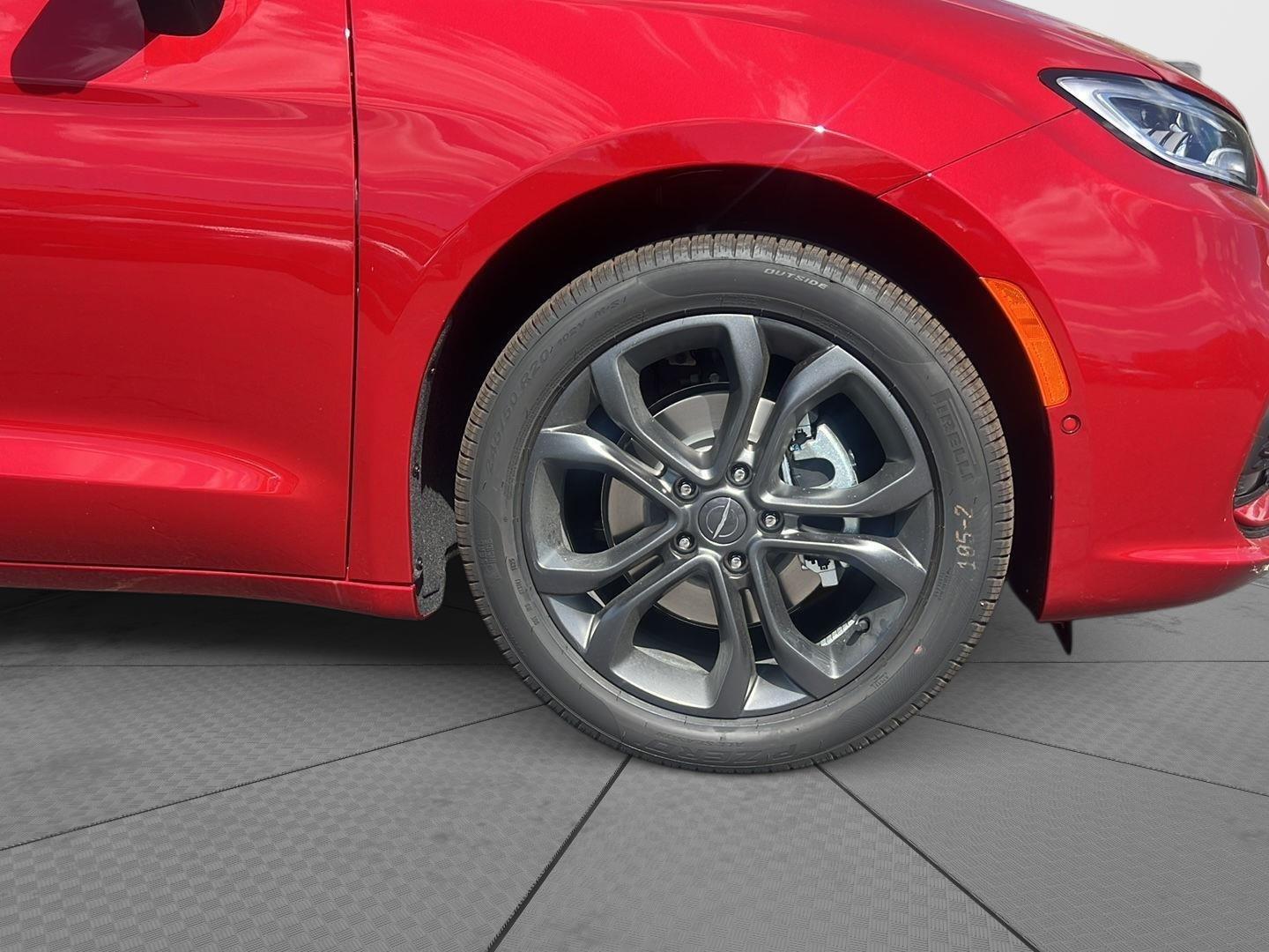 2026 Chrysler Pacifica photo 2