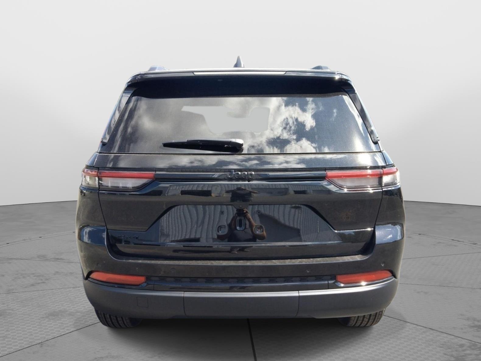 2025 Jeep Grand Cherokee Altitude photo 2