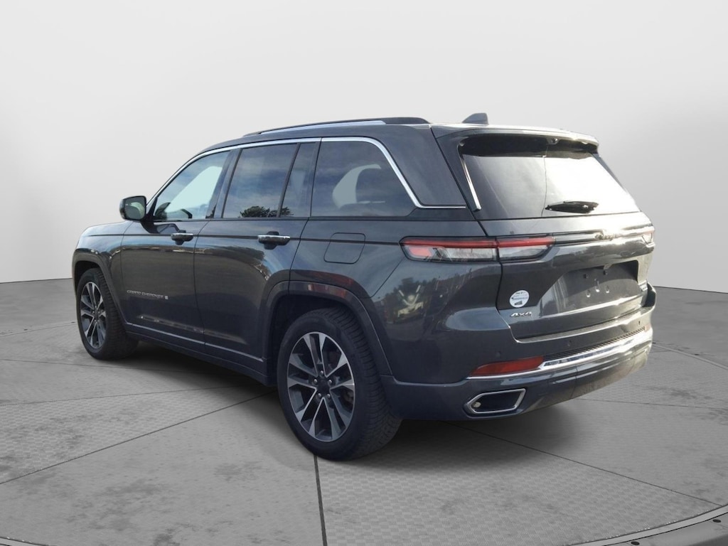 2022 Jeep Grand Cherokee Overland photo 2