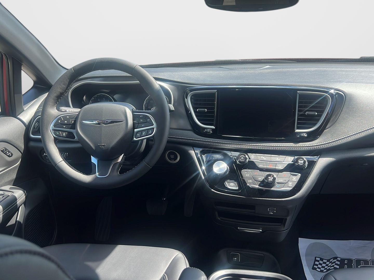 2026 Chrysler Pacifica photo 3