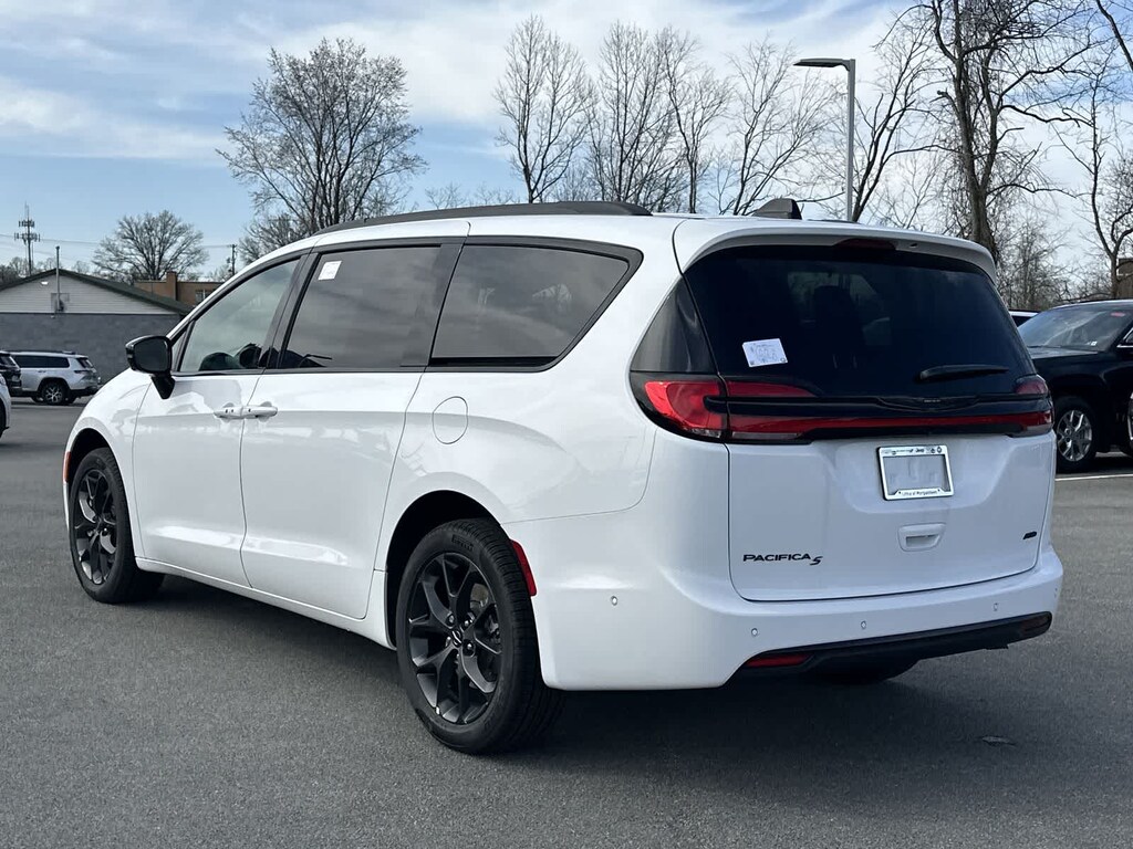 New 2024 Chrysler Pacifica Passenger Van TOURING L AWD Bright White