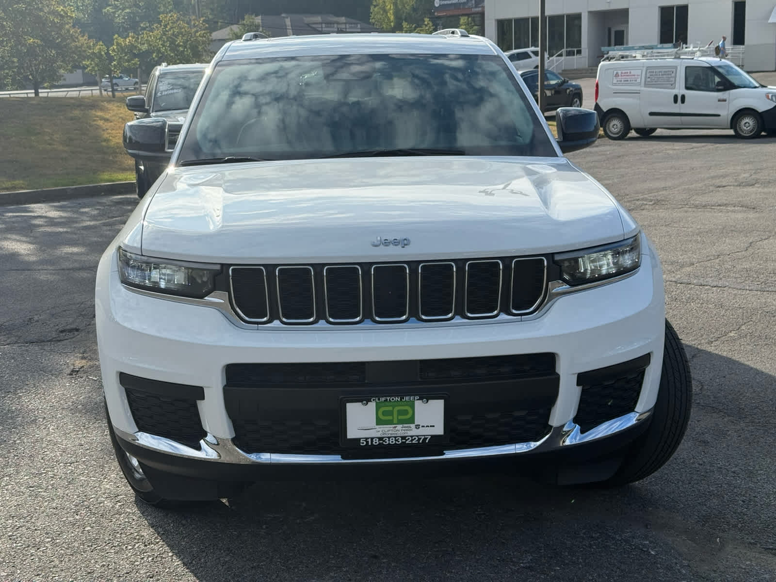 2023 Jeep Grand Cherokee Laredo Altitude photo 2