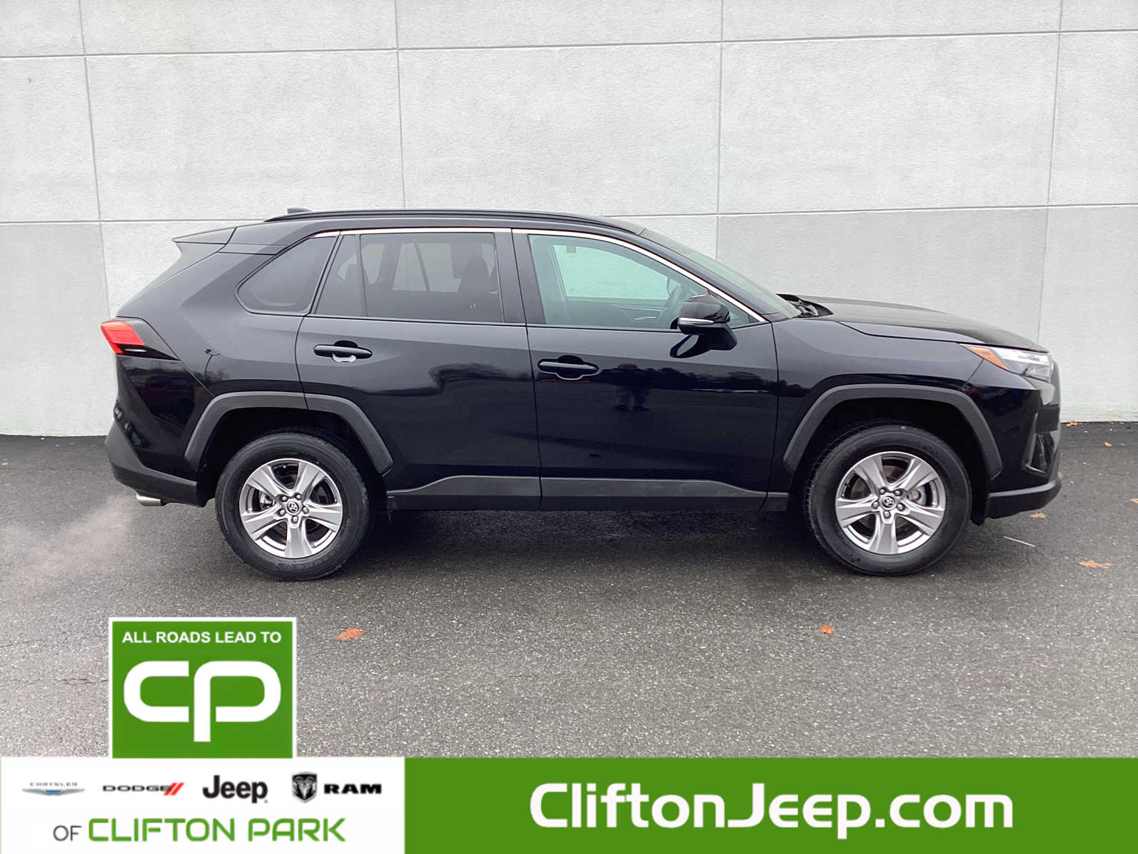 2023 Toyota RAV4 XLE photo 3