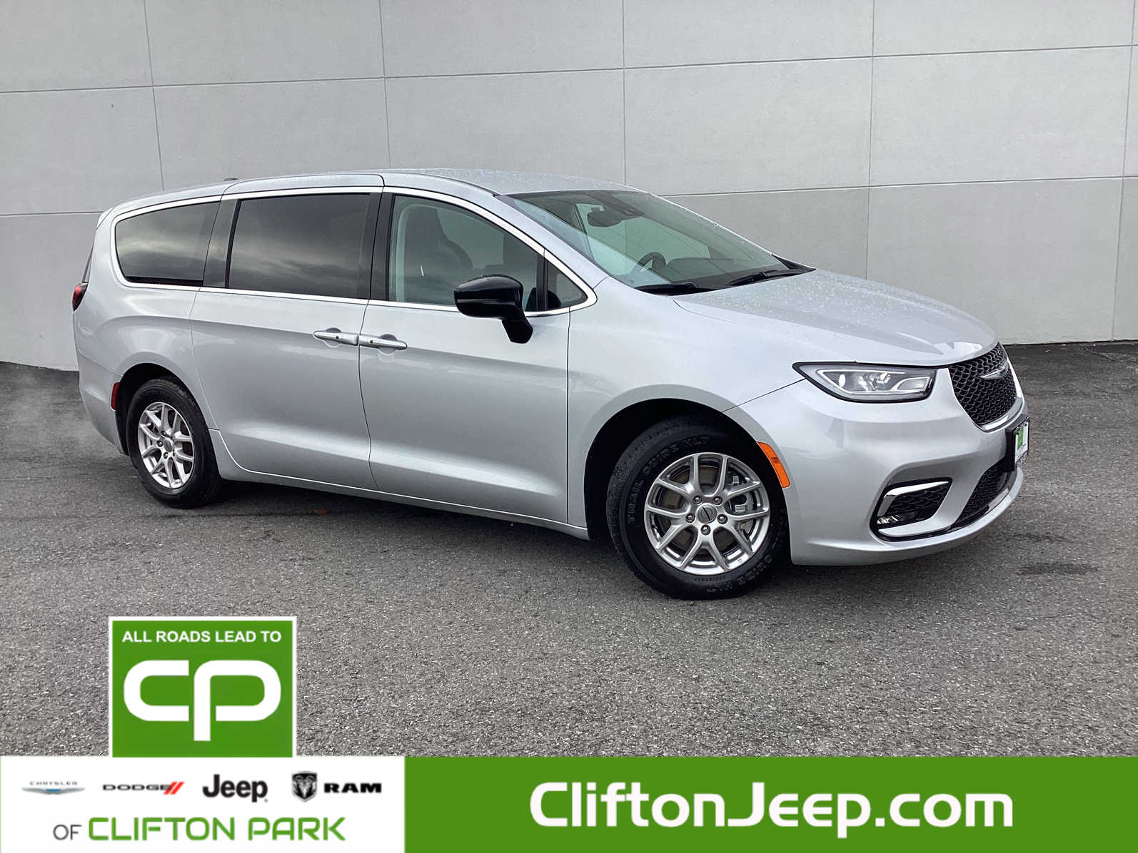 2024 Chrysler Pacifica Touring L's photo