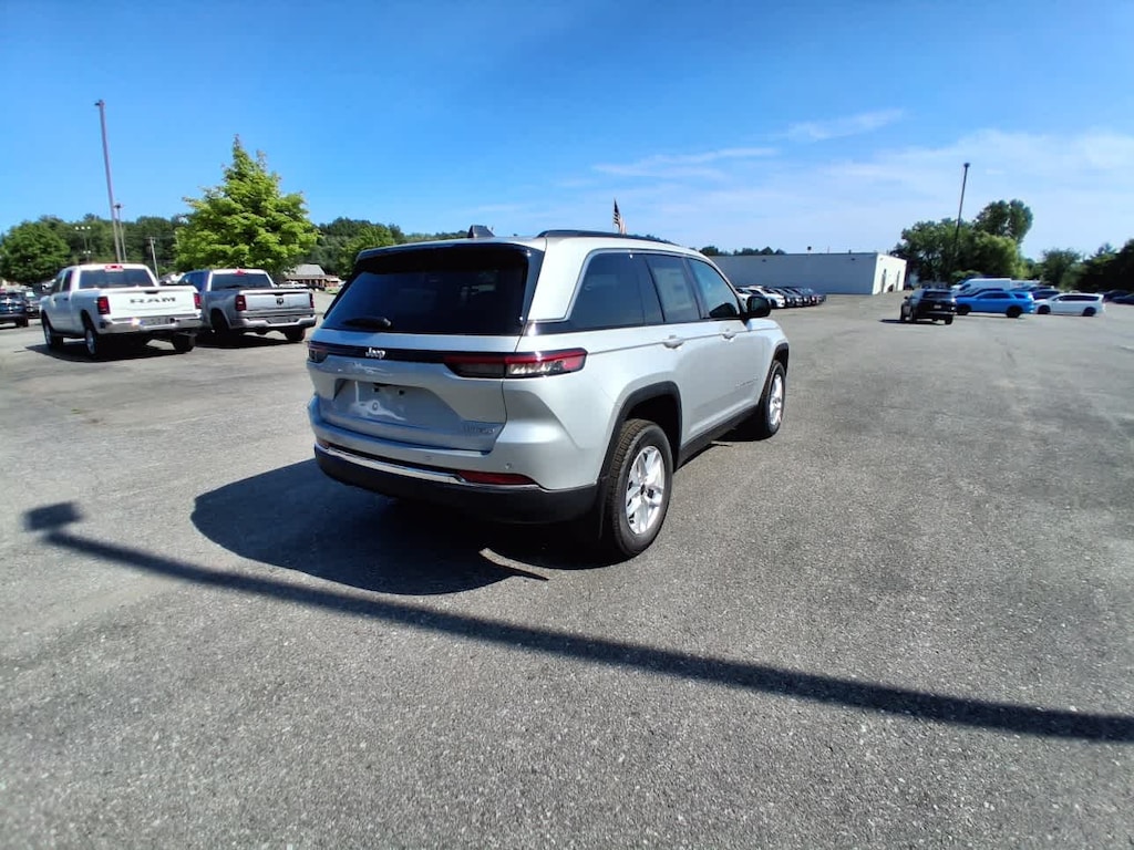 New 2026 Jeep Grand Cherokee LAREDO 4X4 Sport Utility