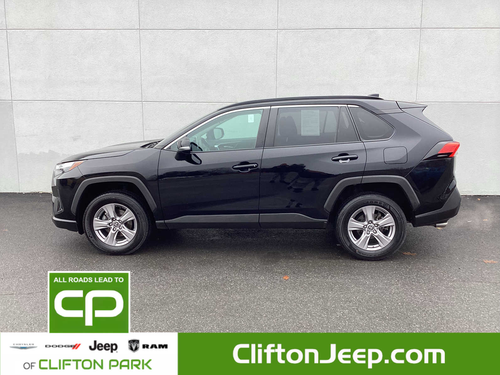 2023 Toyota RAV4 XLE photo 2