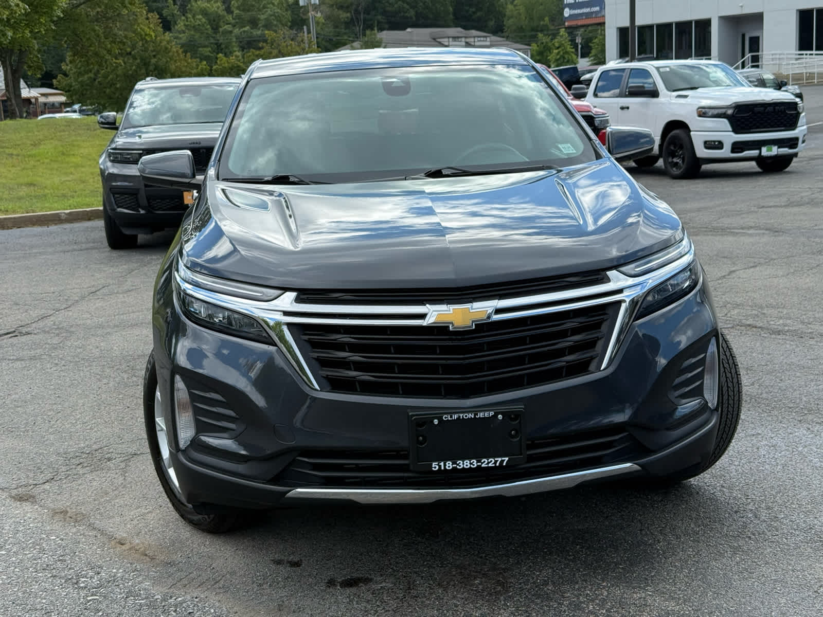 2023 Chevrolet Equinox LT photo 2