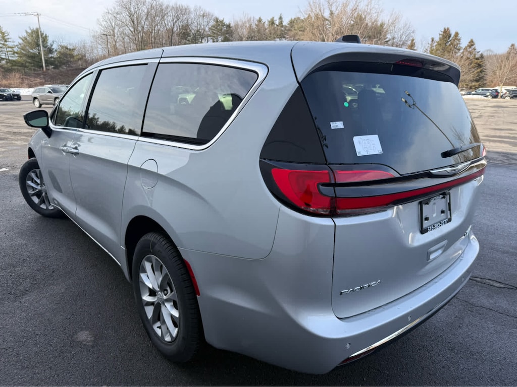 New 2026 Chrysler Pacifica LIMITED AWD Passenger Van