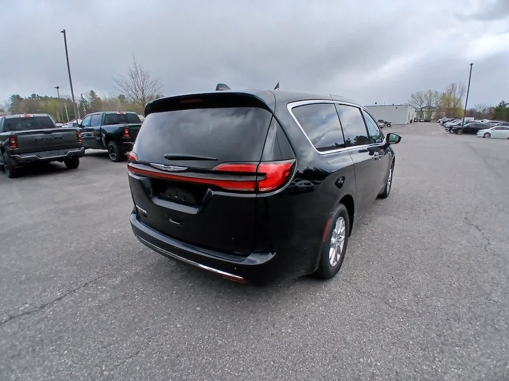 New 2026 Chrysler Pacifica SELECT Passenger Van