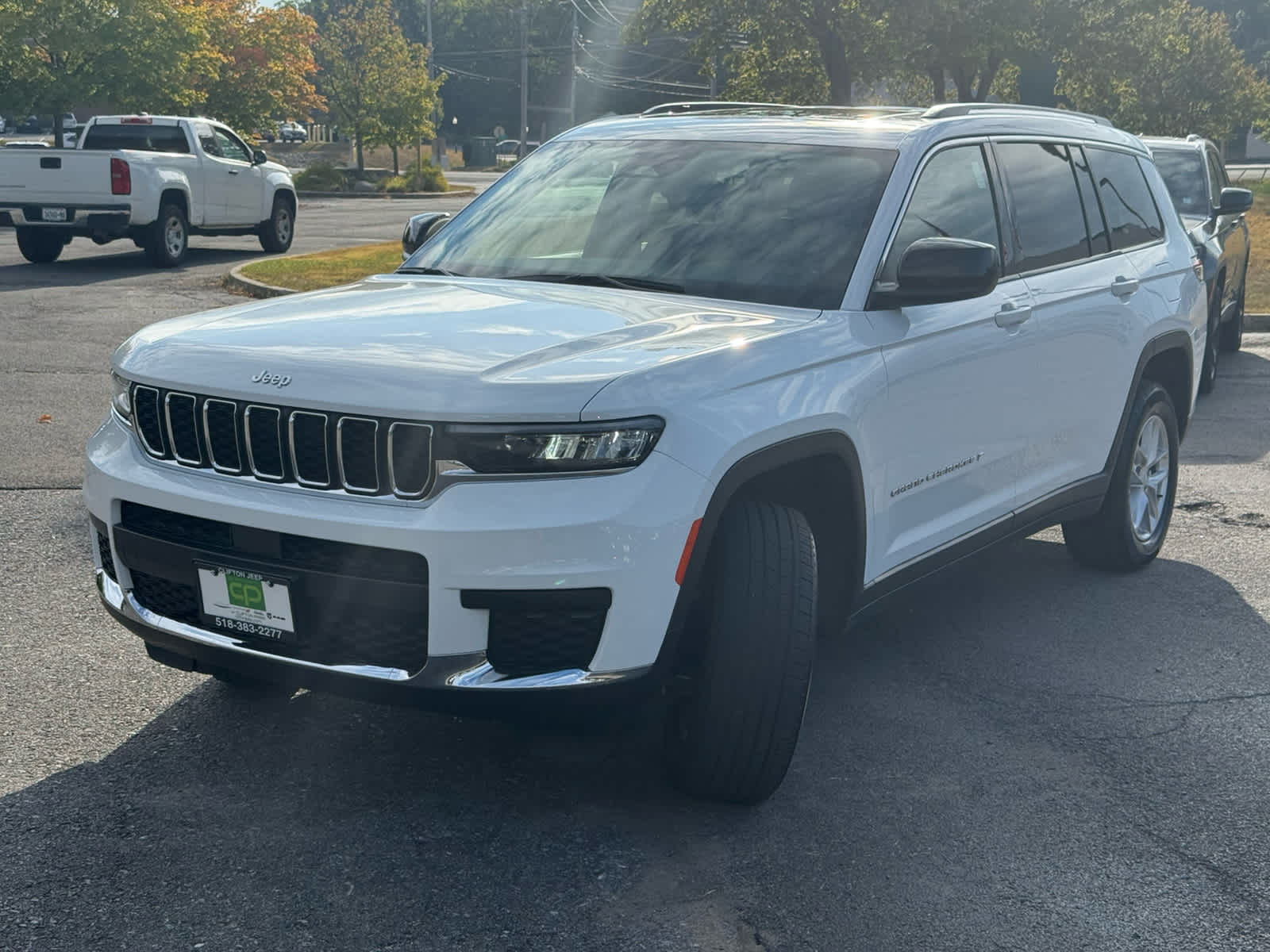 2023 Jeep Grand Cherokee Laredo Altitude photo 3