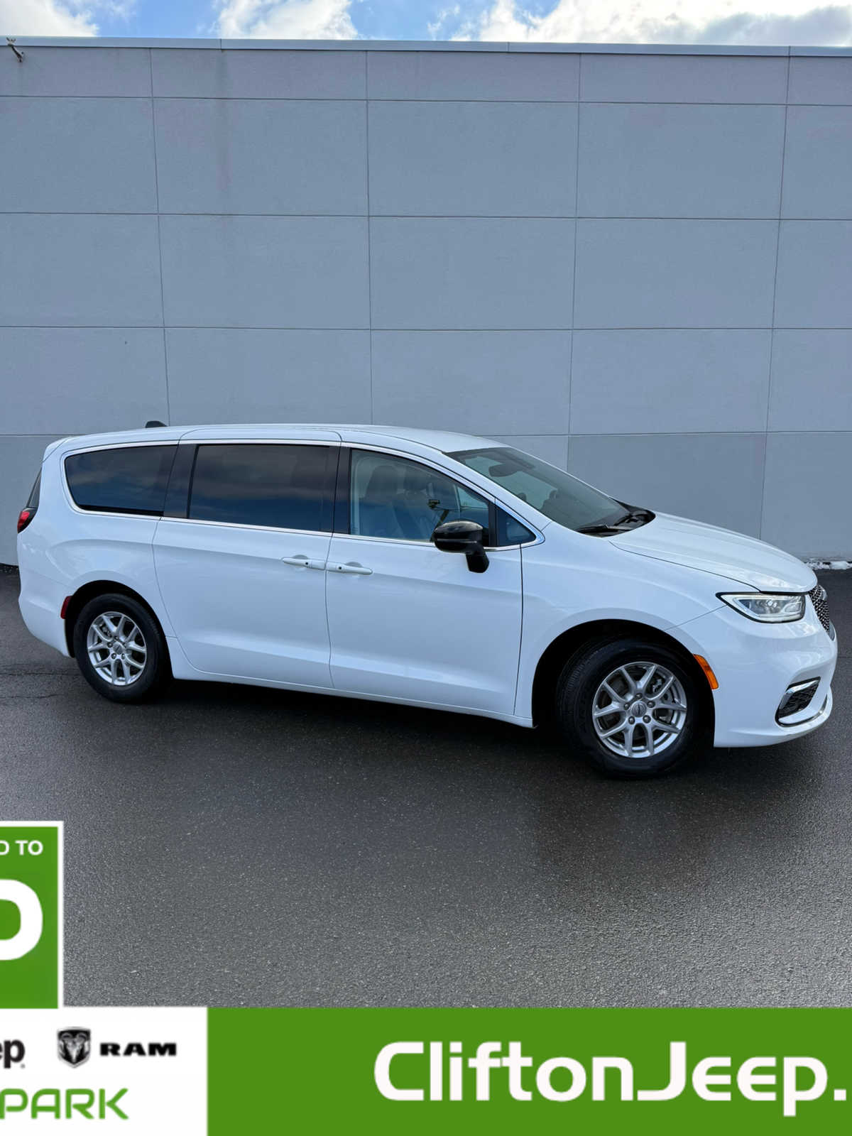 2024 Chrysler Pacifica Touring L's photo